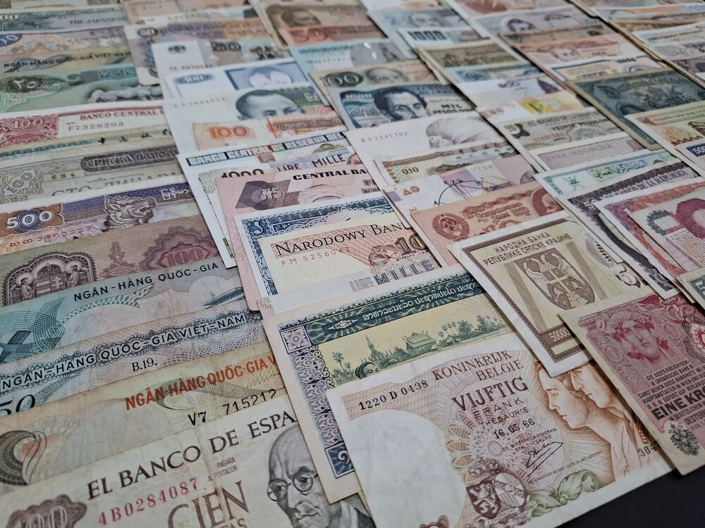  Mixed lot of 100 world banknotes, in circulated grades (8)