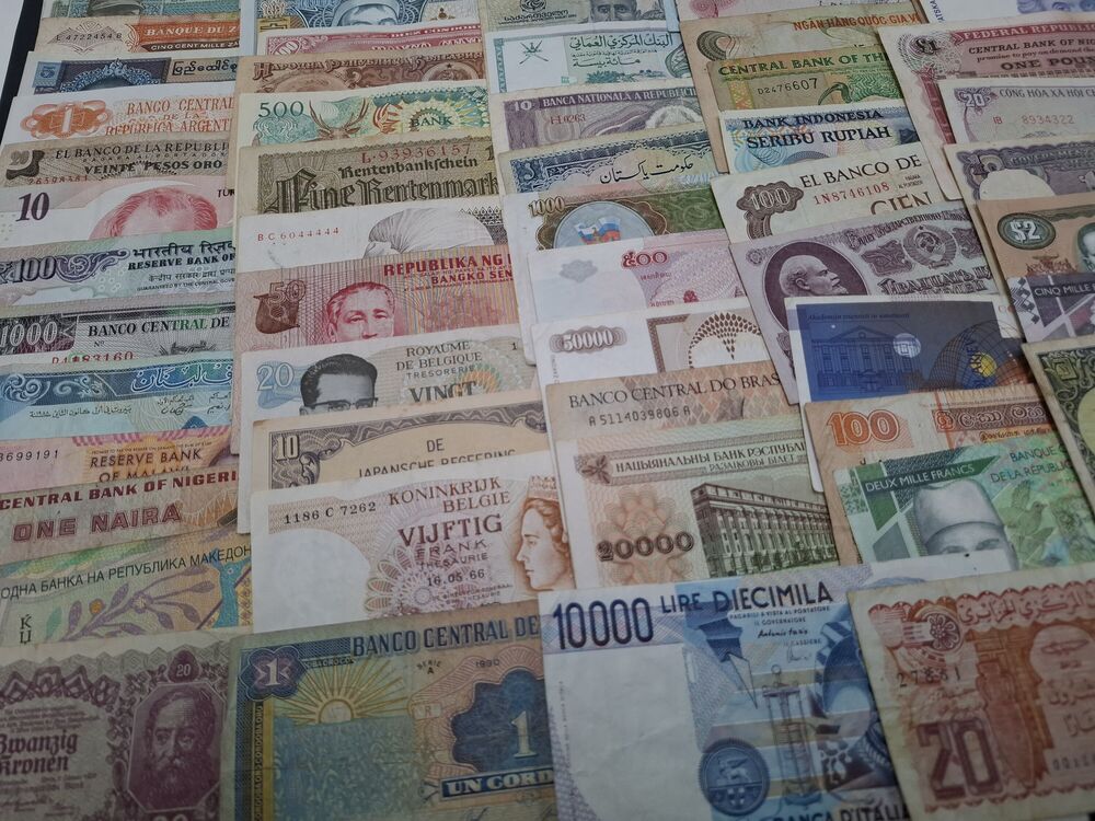  Mixed lot of 100 world banknotes, in circulated grades (9)