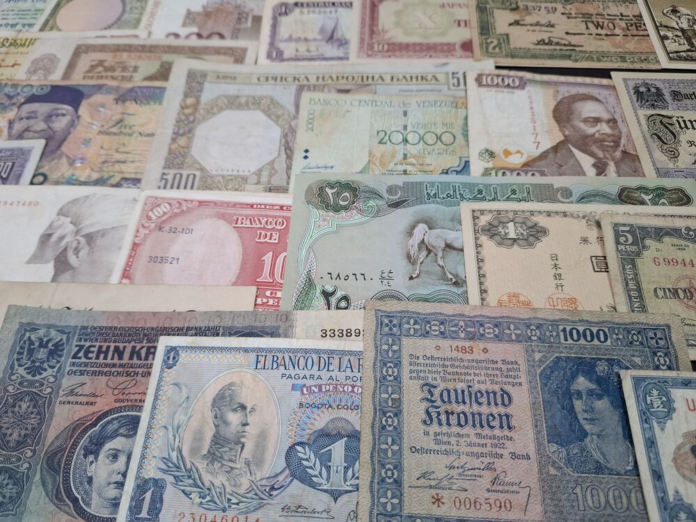  Mixed lot of 35 world banknotes, in circulated grades (1)