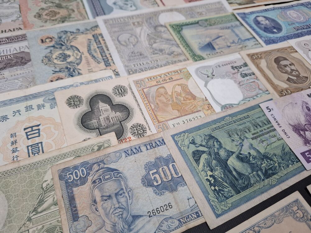   Mixed lot of 25 world banknotes, in circulated grades (2)