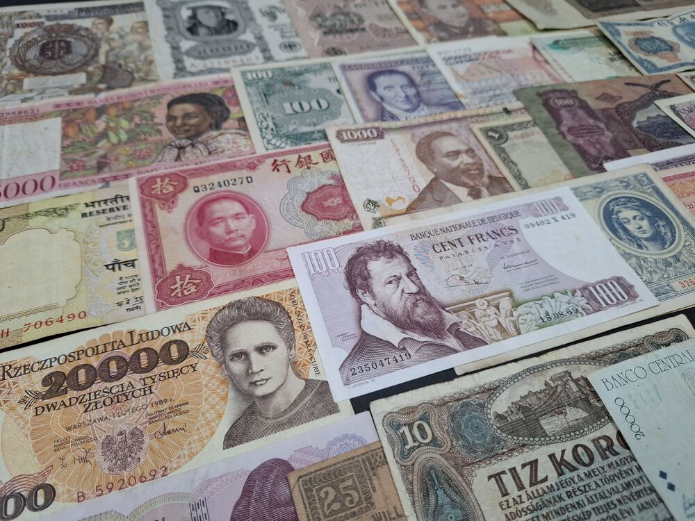   Mixed lot of 30 world banknotes, in circulated grades (3)