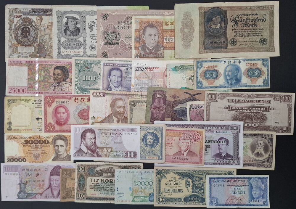   Mixed lot of 30 world banknotes, in circulated grades (3)
