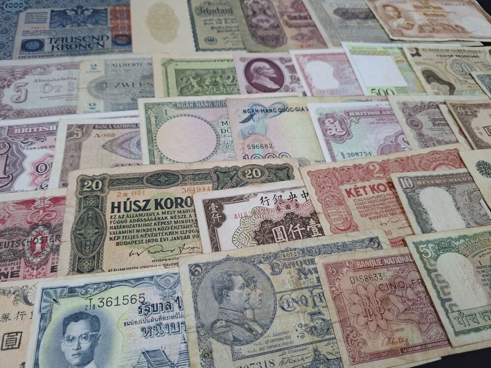   Mixed lot of 35 world banknotes, in circulated grades (4)