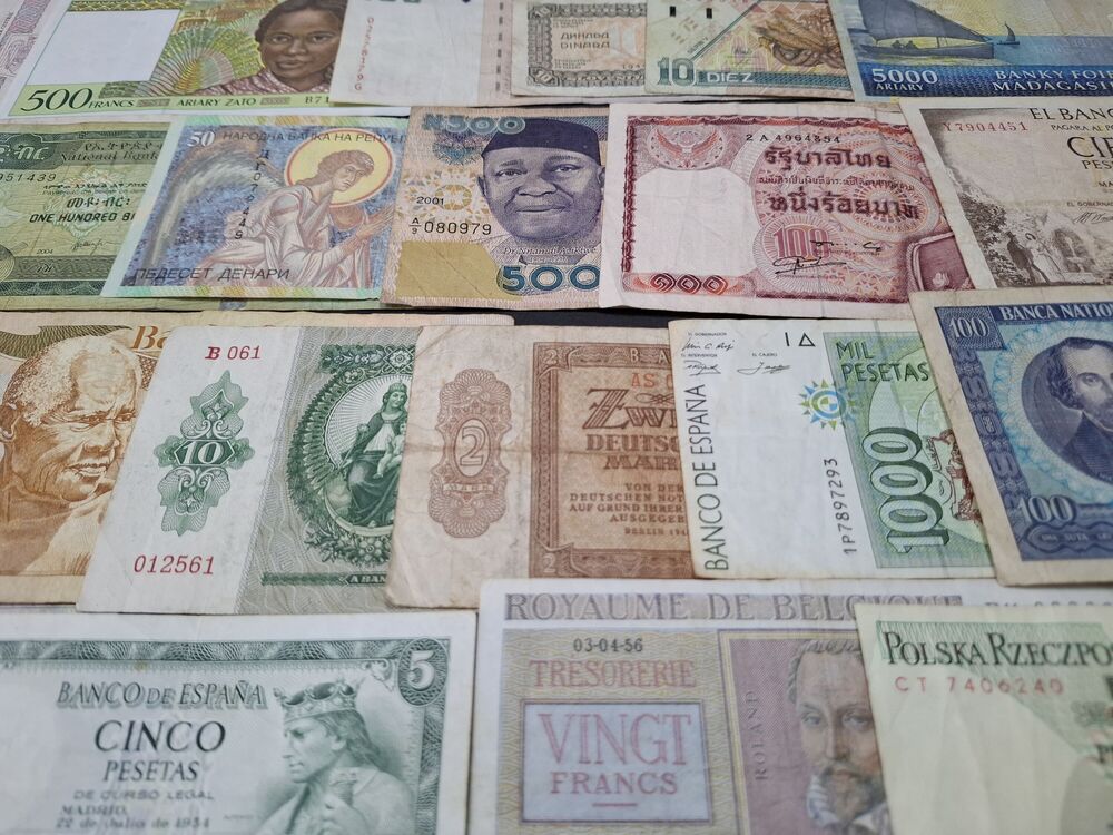 Mixed lot of 30 world banknotes, in circulated grades (5)