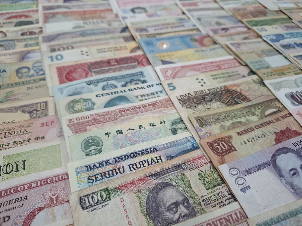  Mixed lot of 100 world banknotes, in circulated grades (7)